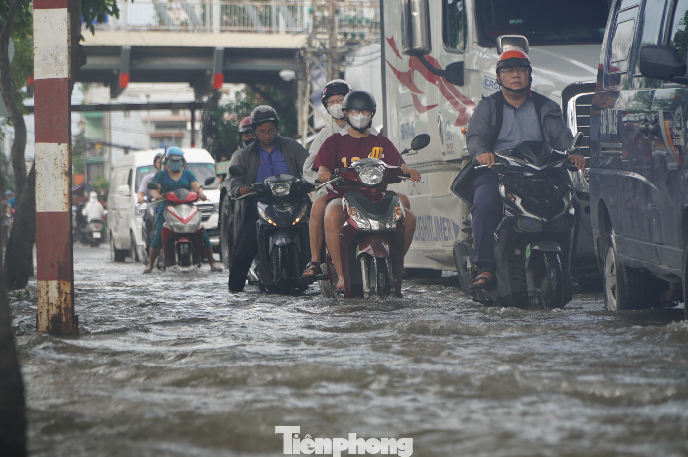 Giao thông đi lại của người dân gặp nhiều khó khăn trong giờ tan tầm.