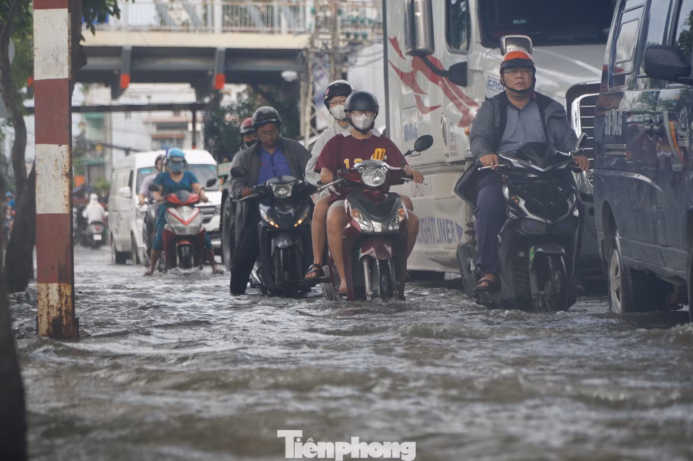 Giao thông đi lại của người dân gặp nhiều khó khăn trong giờ tan tầm.