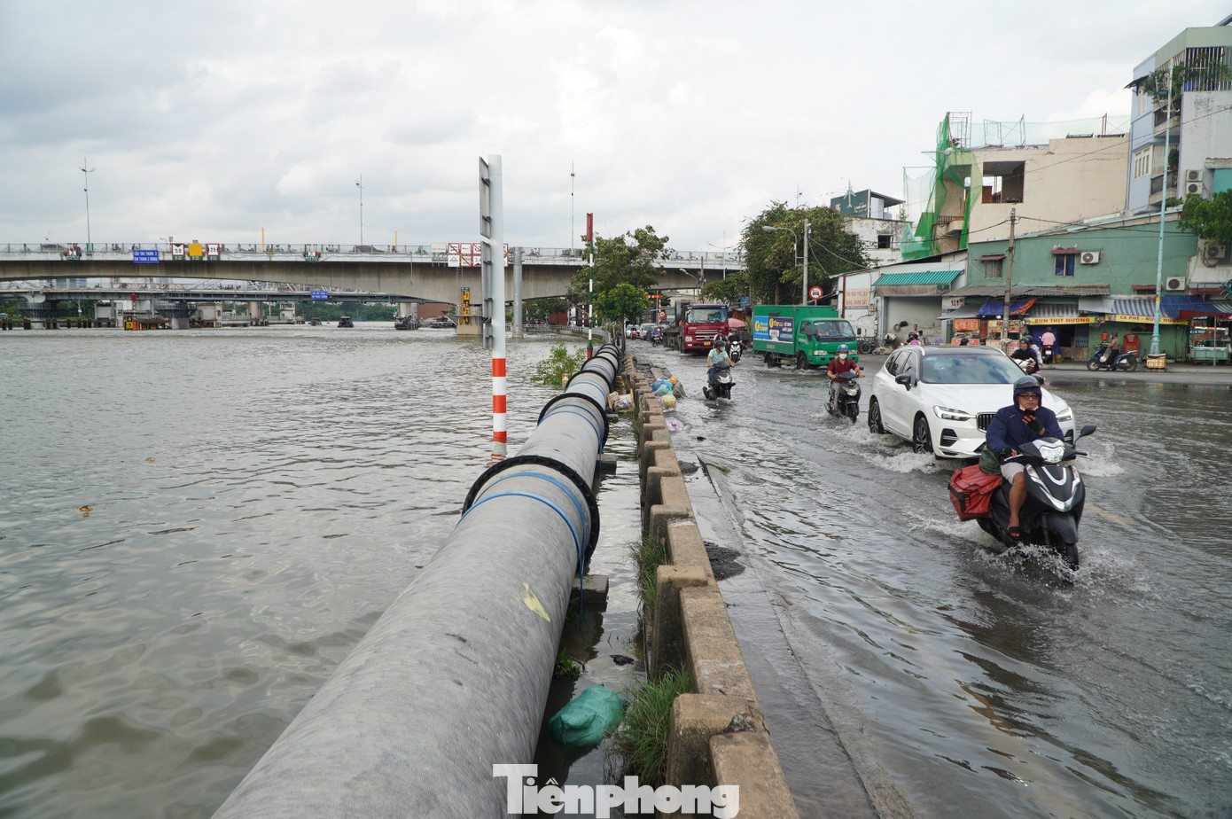 Trên đường Trần Xuân Soạn (quận 7), mực nước kênh Tẻ dâng cao hơn mặt đường làm một đoạn đường dài khoảng 1km bị ngập sâu.