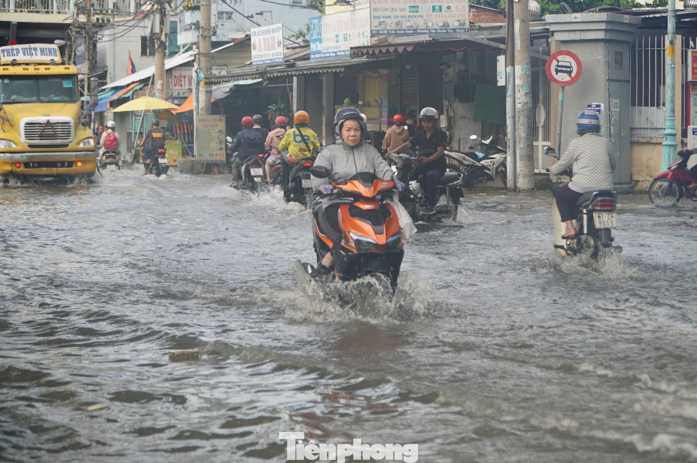 Nước kênh dâng cao, tràn lên đường Trần Xuân Soạn.