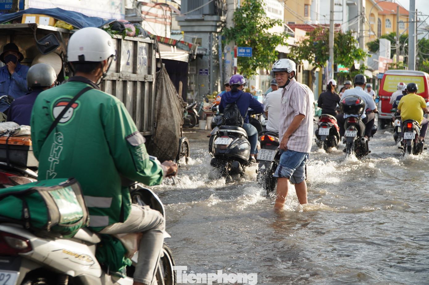 Người dân bì bõm lội nước trên đường Trần Xuân Soạn (quận 7).