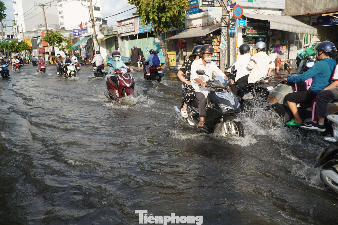 Theo Đài Khí tượng Thủy văn khu vực Nam bộ, trong 24 giờ qua, mực nước tại các trạm vùng hạ lưu hệ thống sông Sài Gòn – Đồng Nai tiếp tục lên nhanh theo kỳ triều cường Rằm tháng 8 (âm lịch) và đạt mức xấp xỉ Báo động II. Dự báo trong 2 - 3 ngày tới, mực nước tại các trạm tiếp tục dâng cao hơn.
