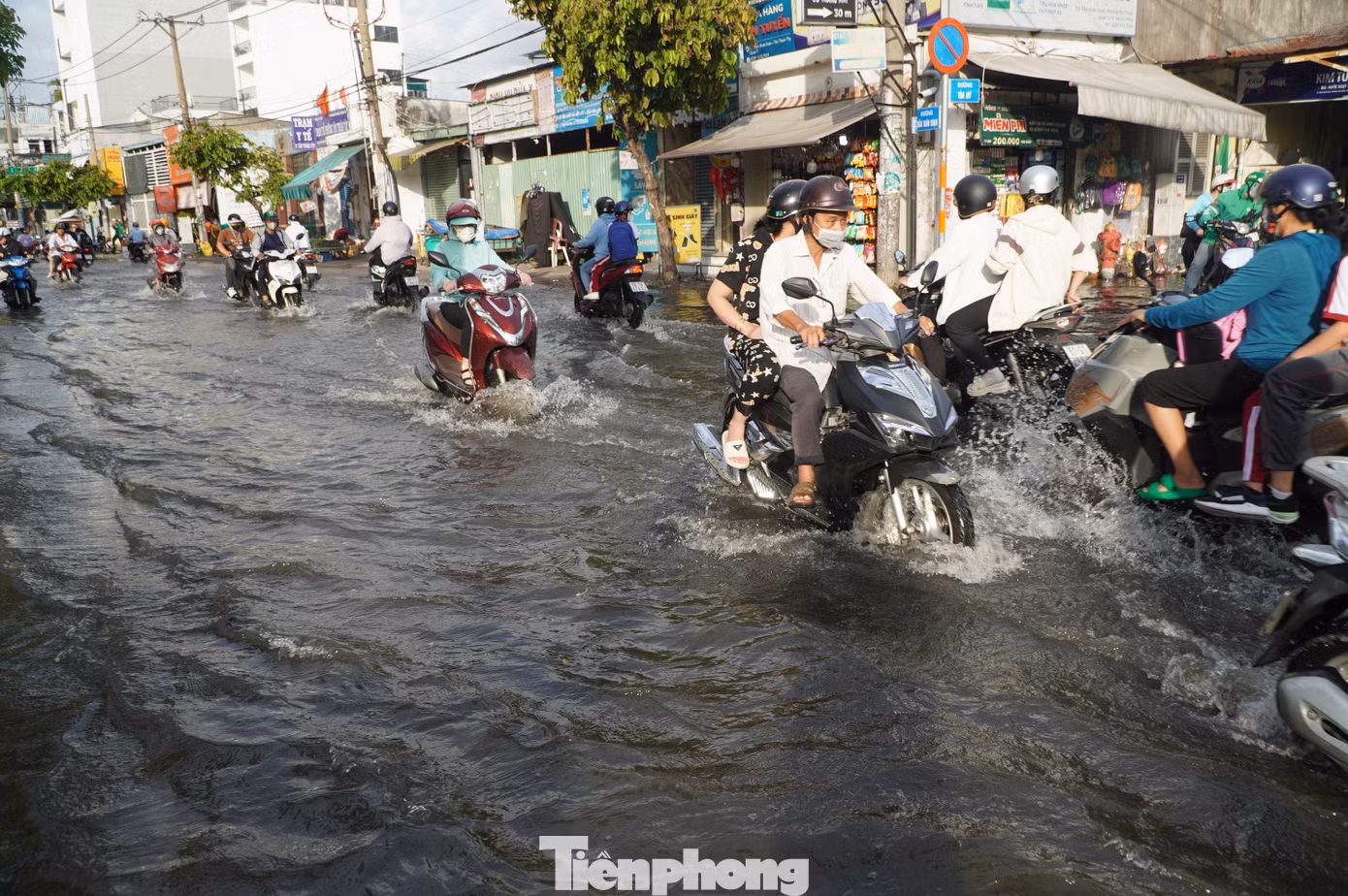 Theo Đài Khí tượng Thủy văn khu vực Nam bộ, trong 24 giờ qua, mực nước tại các trạm vùng hạ lưu hệ thống sông Sài Gòn – Đồng Nai tiếp tục lên nhanh theo kỳ triều cường Rằm tháng 8 (âm lịch) và đạt mức xấp xỉ Báo động II. Dự báo trong 2 - 3 ngày tới, mực nước tại các trạm tiếp tục dâng cao hơn.