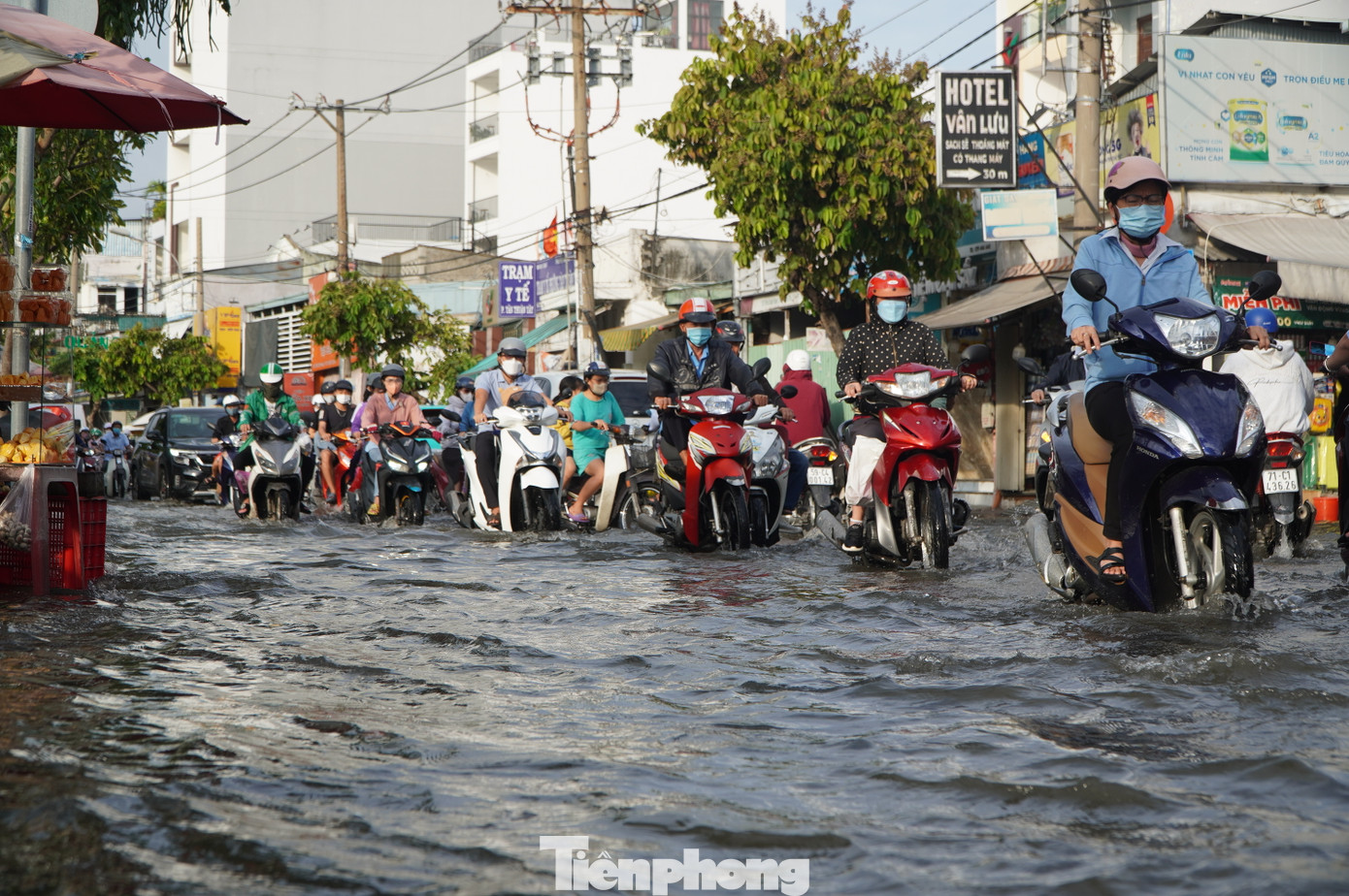 Từ khoảng 17h ngày 19/9, mực nước các sông, kênh, rạch ở TPHCM lên nhanh theo kỳ triều cường Rằm tháng 8 Âm lịch.