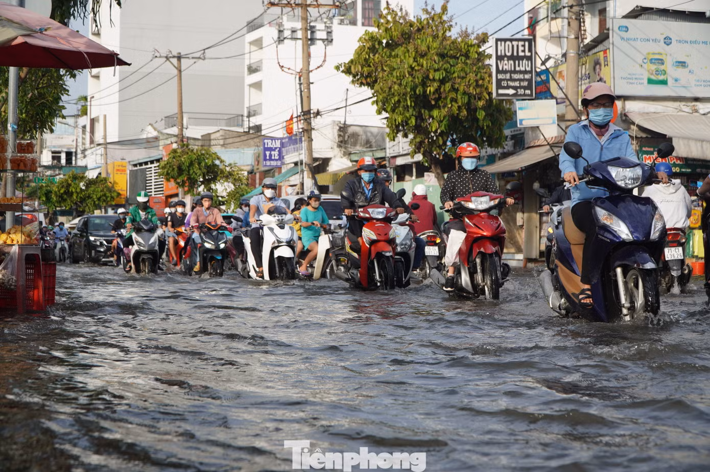 Từ khoảng 17h ngày 19/9, mực nước các sông, kênh, rạch ở TPHCM lên nhanh theo kỳ triều cường Rằm tháng 8 Âm lịch.