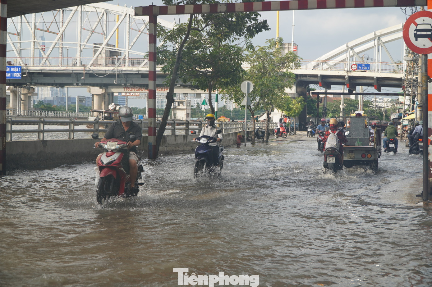 Theo ghi nhận của PV, một số tuyến đường khu vực trũng, thấp, ven sông của TPHCM như Trần Xuân Soạn, Huỳnh Tấn Phát, Nguyễn Thị Thập (quận 7), Nguyễn Ngọc Cung (quận 8), quốc lộ 50 (huyện Bình Chánh), Lê Văn Lương, Nguyễn Bình, Đào Sư Tích (Nhà Bè) bị ngập, giao thông qua khu vực gặp nhiều khó khăn.