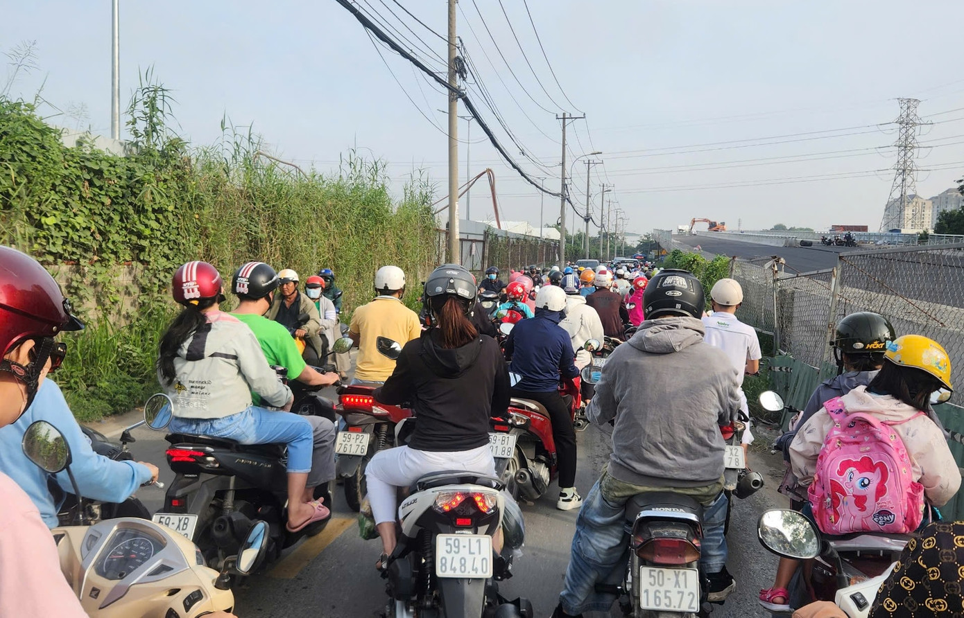 Các phương tiện nối đuôi di chuyển qua khu vực thi công cầu Nam Lý. Ảnh: Trọng Thịnh Các phương tiện nối đuôi di chuyển qua khu vực thi công cầu Nam Lý. Ảnh: Trọng Thịnh