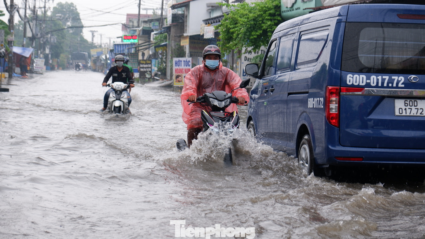 Tại quận Bình Tân, cơn mưa kéo dài suốt nhiều giờ cũng khiến một đoạn đường Lê Cơ và đường SINCO ngập sâu, nhiều xe bị "chết máy", người dân phải bì bõm lội nước đưa phương tiện thoát khỏi điểm ngập.. Tại quận Bình Tân, cơn mưa kéo dài suốt nhiều giờ cũng khiến một đoạn đường Lê Cơ và đường SINCO ngập sâu, nhiều xe bị "chết máy", người dân phải bì bõm lội nước đưa phương tiện thoát khỏi điểm ngập..