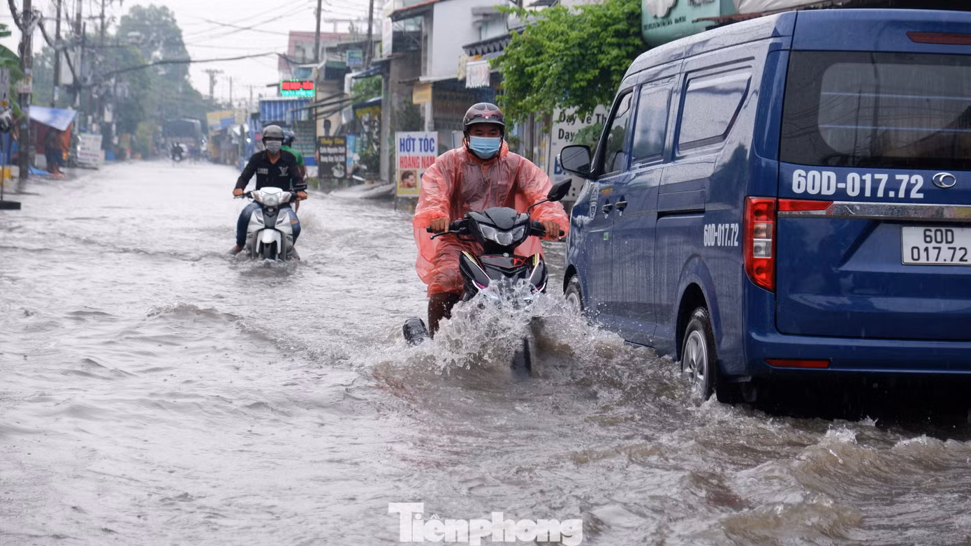 Trong những ngày giữa tháng 10, khả năng sẽ có những đợt mưa trên diện rộng tại TPHCM và các tỉnh, thành Nam bộ với một vài nơi có mưa vừa, mưa to đến rất to, kéo dài một vài ngày. Ảnh minh họa: Hữu Huy