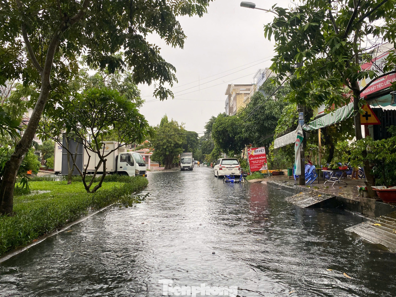 Ở gần đó, một số tuyến đường thuộc khu dân cư Nam Hùng Vương, quận Bình Tân cũng xảy ra tình trạng ngập úng.