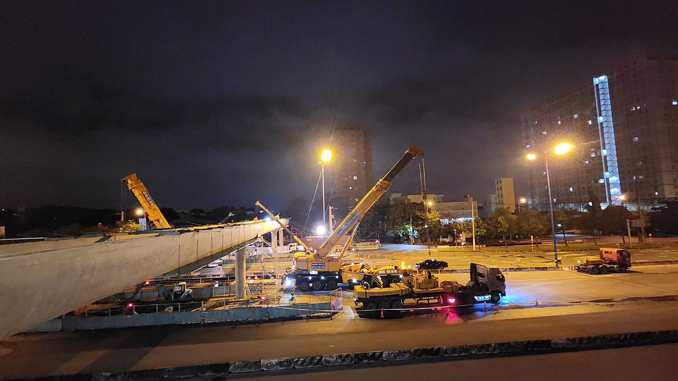 Theo chủ đầu tư, vị trí thi công cầu vượt bộ hành kết nối nhà ga Thủ Đức có phần hạn chế (vị trí chân cầu vượt thép có mật độ lưu lượng xe lớn, tải trọng và tốc độ lưu thông cao). Ảnh: MAUR Theo chủ đầu tư, vị trí thi công cầu vượt bộ hành kết nối nhà ga Thủ Đức có phần hạn chế (vị trí chân cầu vượt thép có mật độ lưu lượng xe lớn, tải trọng và tốc độ lưu thông cao). Ảnh: MAUR