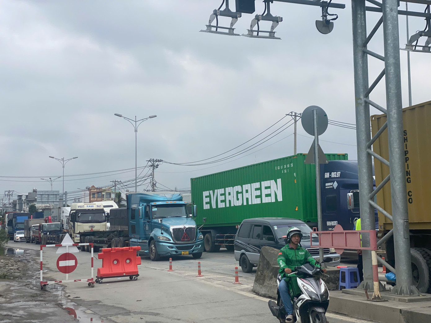 Dòng phương tiện xếp hàng chờ qua trạm BOT Phú Hữu vào sáng 17/9. Ảnh: Hữu Huy Dòng phương tiện xếp hàng chờ qua trạm BOT Phú Hữu vào sáng 17/9. Ảnh: Hữu Huy