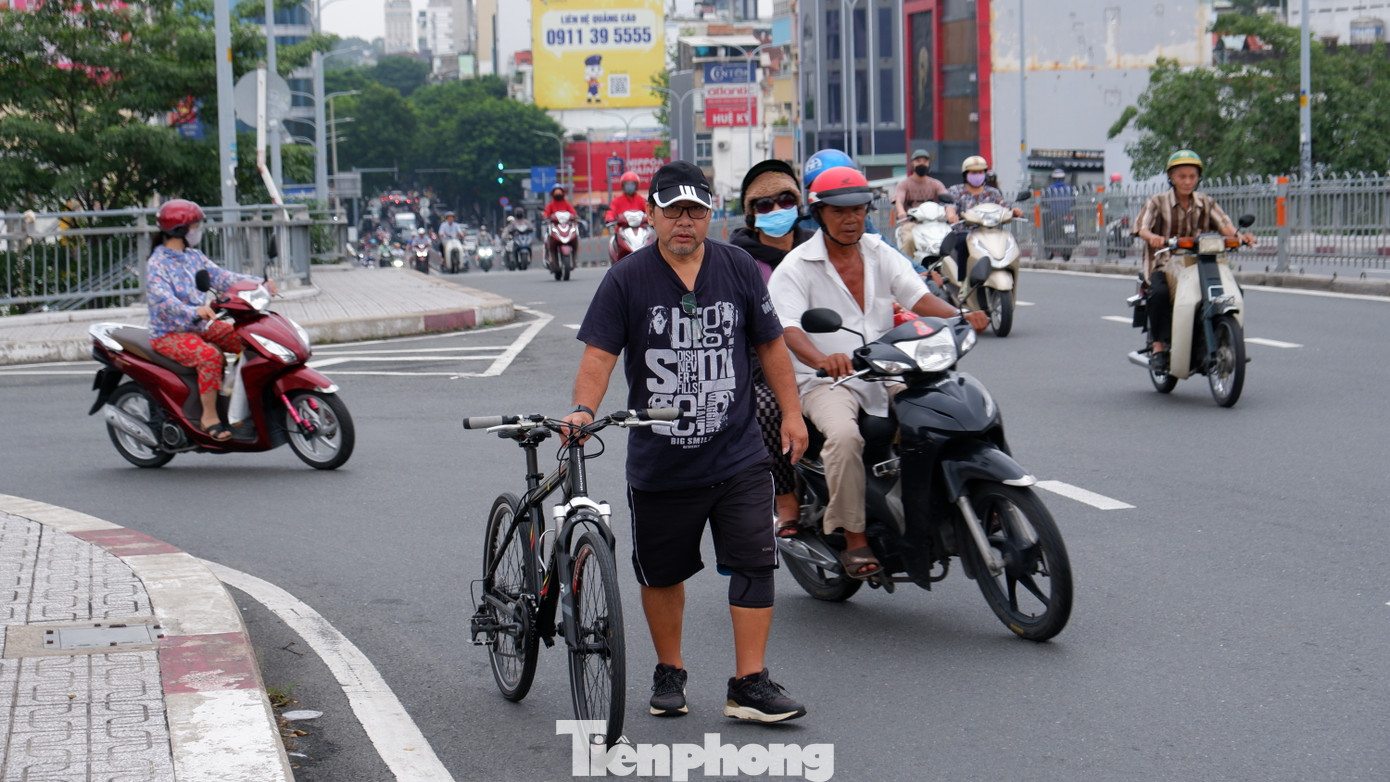 “Sương mù chứng tỏ chất lượng không khí không tốt. Bụi mịn lơ lửng ở tầng thấp, do đó, người dân cần đeo khẩu trang, kính mát khi di chuyển để bảo vệ sức khoẻ”- bà Lan khuyến cáo.