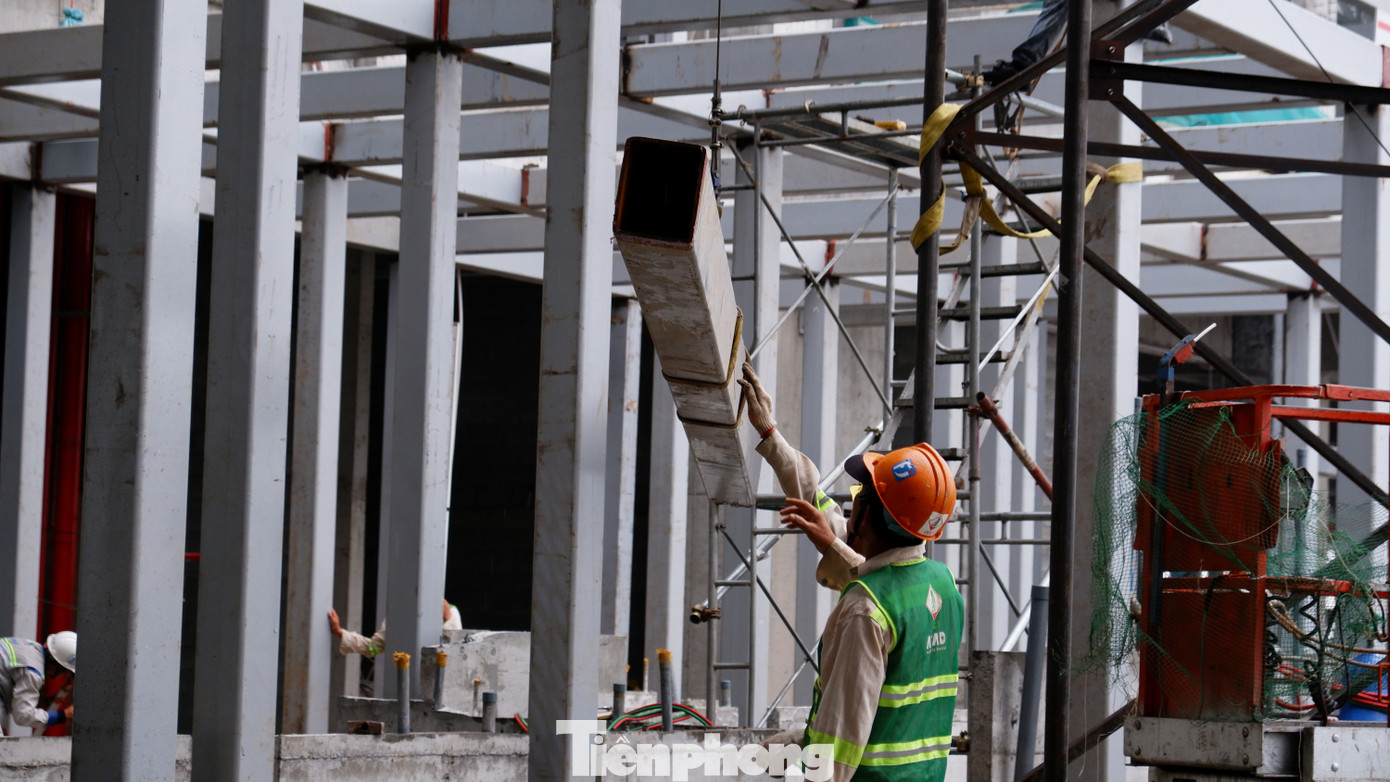 Ông Lê Khắc Hồng, Trưởng Ban Quản lý dự án nhà ga T3 cho biết, sau hơn một năm thi công gói thầu số 12 (thi công xây dựng và lắp đặt thiết bị nhà ga T3), đến nay phần thân nhà ga đã hoàn thành phần bê tông từ ngày 30/4, riêng phần kết cấu sắt nhà ga đạt 100% khối lượng vào 2/9, rút ngắn tiến độ 2 tháng. Đây là điều kiện tiên quyết để tiếp tục rút ngắn tiến độ những hạng mục khác.