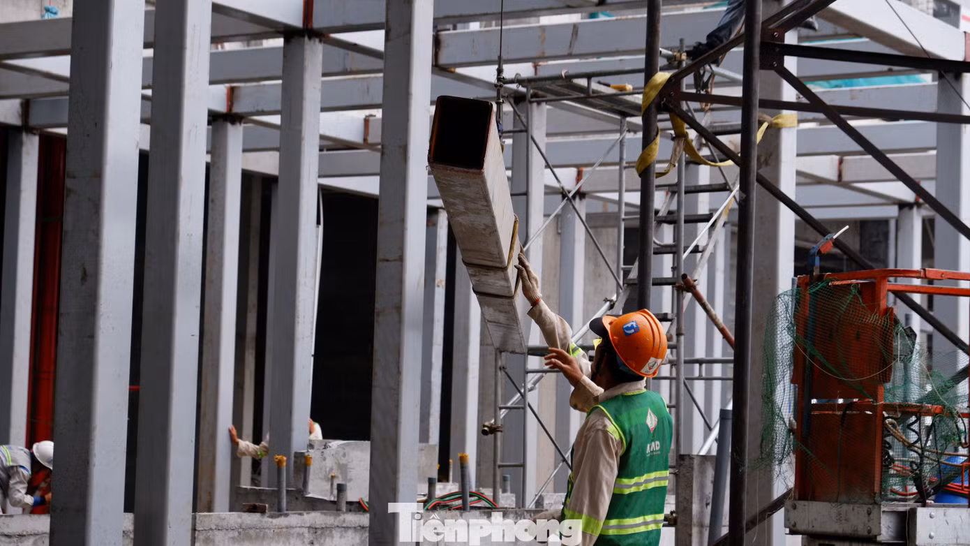 Ông Lê Khắc Hồng, Trưởng Ban Quản lý dự án nhà ga T3 cho biết, sau hơn một năm thi công gói thầu số 12 (thi công xây dựng và lắp đặt thiết bị nhà ga T3), đến nay phần thân nhà ga đã hoàn thành phần bê tông từ ngày 30/4, riêng phần kết cấu sắt nhà ga đạt 100% khối lượng vào 2/9, rút ngắn tiến độ 2 tháng. Đây là điều kiện tiên quyết để tiếp tục rút ngắn tiến độ những hạng mục khác.