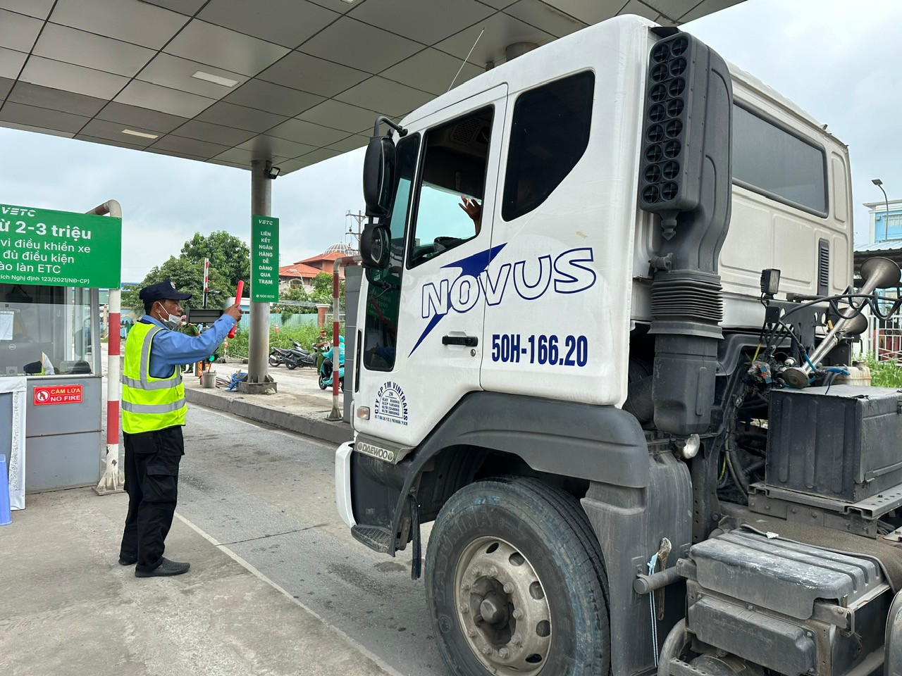 Phương tiện qua trạm BOT Phú Hữu.