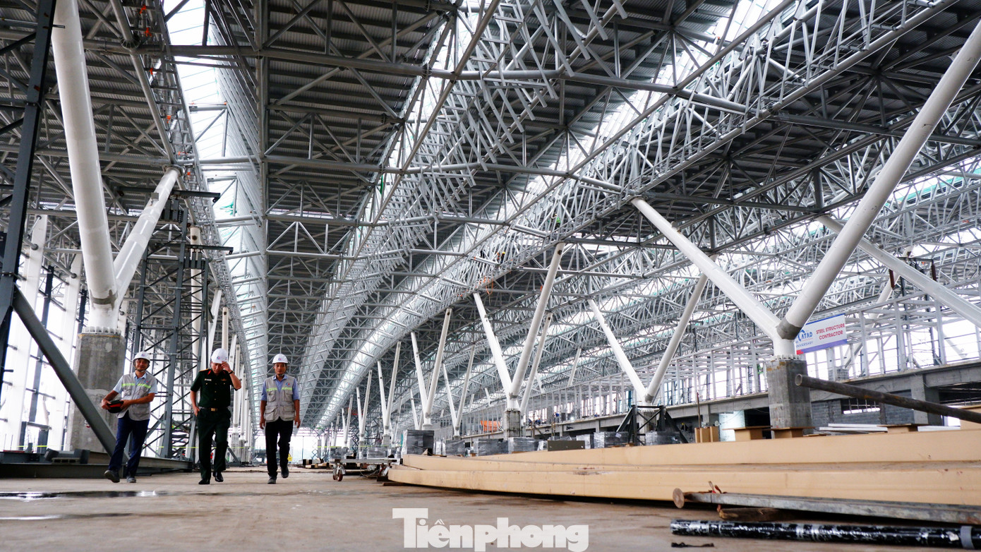 Ở phần hoàn thiện kiến trúc, kết cấu thép mái đã hoàn thành 7.500 tấn (đạt 100%); phần mái nhôm tổng khối lượng 60.000m2 đã hoàn thành 100%, phần vách kính mặt dựng dự kiến hoàn thành dịp 22/12 năm nay.