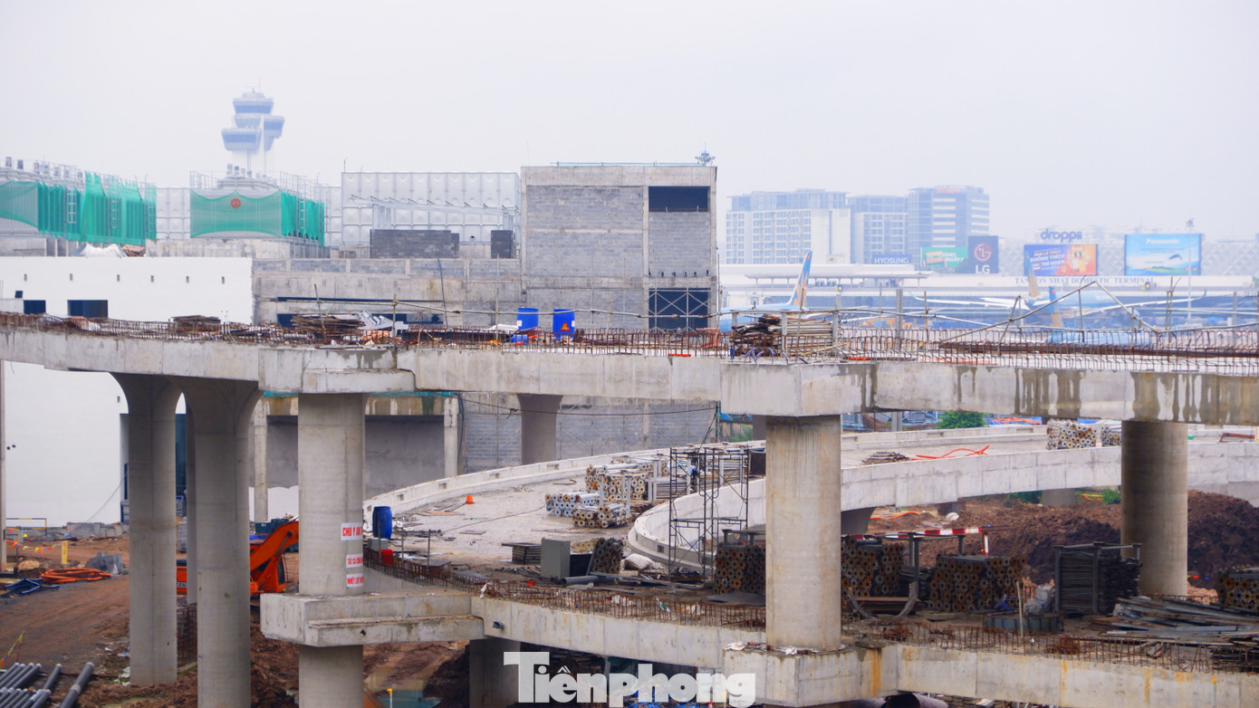 Dự án Xây dựng nhà ga hành khách T3 - Cảng HKQT Tân Sơn Nhất gồm 4 hạng mục chính: Nhà ga hành khách, nhà xe cao tầng kết hợp dịch vụ phi hàng không, hệ thống cầu cạn trước nhà ga và sân đỗ máy bay với tổng mức đầu tư 10.990 tỷ đồng. Nguồn vốn để thực hiện dự án được huy động từ nguồn vốn chủ sở hữu của Tổng công ty Cảng hàng không Việt Nam – CTCP và vốn vay thương mại.