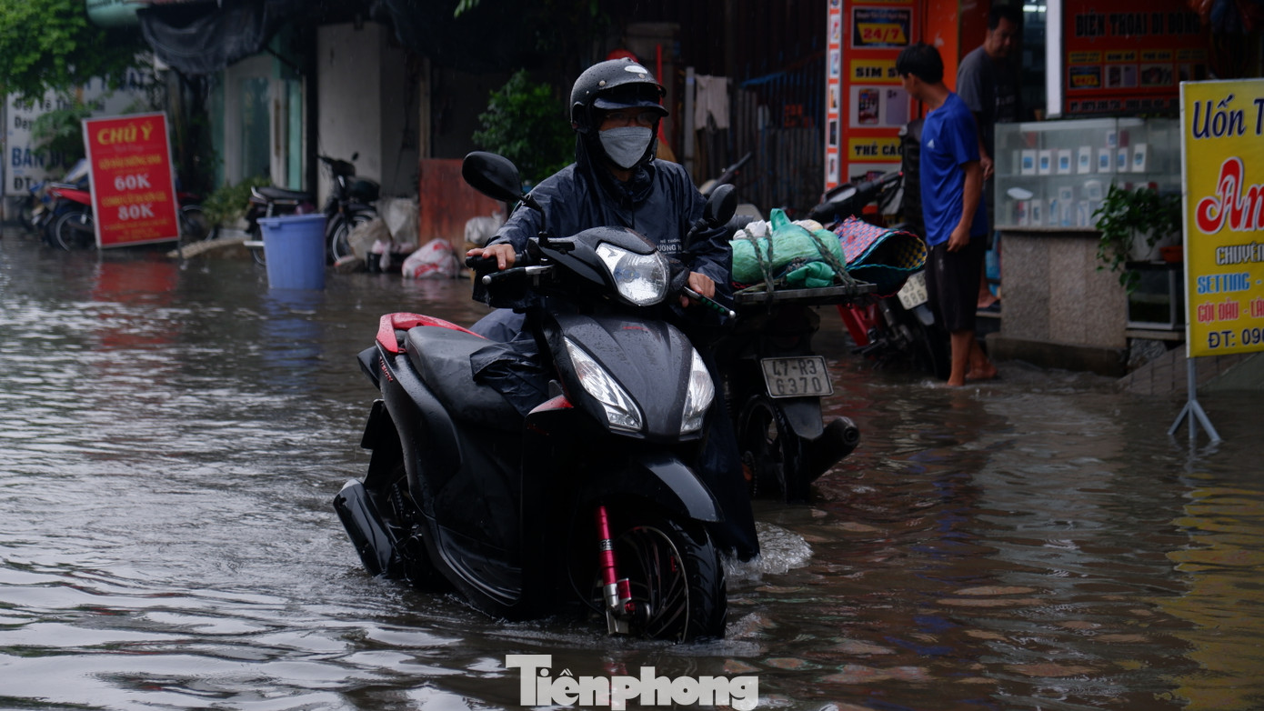 Chị Bích Ngọc (34 tuổi), người dân sinh sống tại đường SINCO, cho biết: "Tuyến đường này thường xuyên xảy ra tình trạng ngập úng khi có mưa. Mỗi khi ngập thì nước cũng rút rất chậm". Chị Bích Ngọc (34 tuổi), người dân sinh sống tại đường SINCO, cho biết: "Tuyến đường này thường xuyên xảy ra tình trạng ngập úng khi có mưa. Mỗi khi ngập thì nước cũng rút rất chậm".