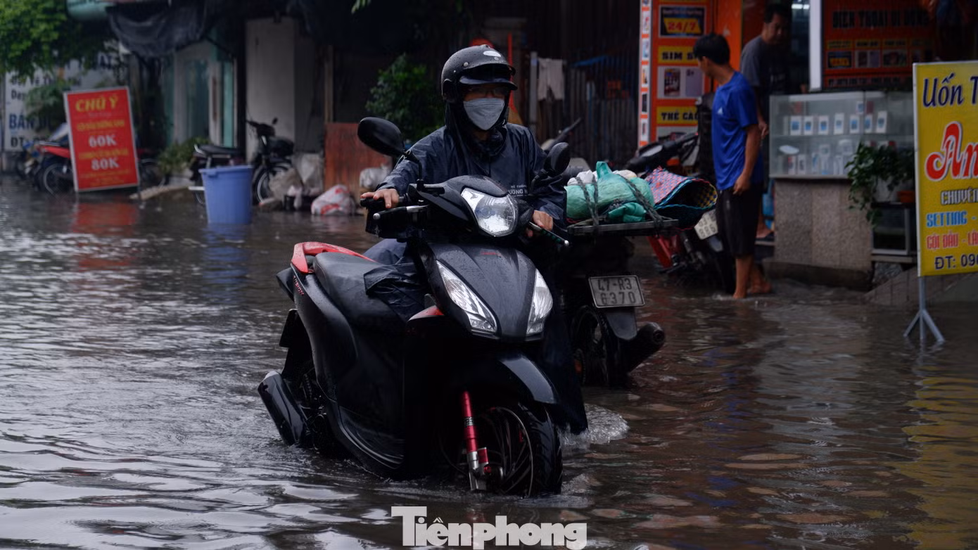 Chị Bích Ngọc (34 tuổi), người dân sinh sống tại đường SINCO, cho biết: "Tuyến đường này thường xuyên xảy ra tình trạng ngập úng khi có mưa. Mỗi khi ngập thì nước cũng rút rất chậm".