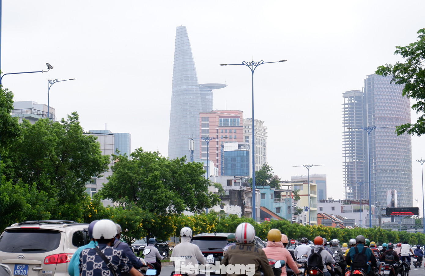 Bà Lê Thị Xuân Lan (nguyên phó trưởng phòng dự báo Đài khí tượng thủy văn khu vực Nam bộ) cho biết, sương mù hình thành do những ngày gần đây khu vực TPHCM có mưa nên độ ẩm không khí cao. Ban đêm, nhiệt độ giảm nên hơi nước ngưng tụ. Đến sáng, trời nắng yếu khiến bụi mịn lơ lửng trong không khí tạo nên hiện tượng sương mù.
