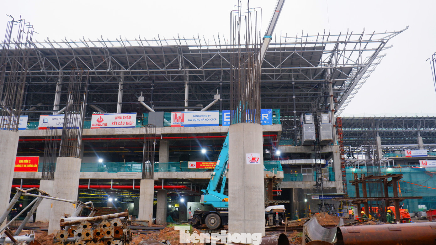 2500 công nhân, kỹ sư đang ngày đêm thi công với tinh thần &quot;vượt nắng thắng mưa&quot;, làm &quot;3 ca, 4 kíp&quot; để đưa để đưa công trình nhà ga T3 vào khai thác dịp 30/4/2025.