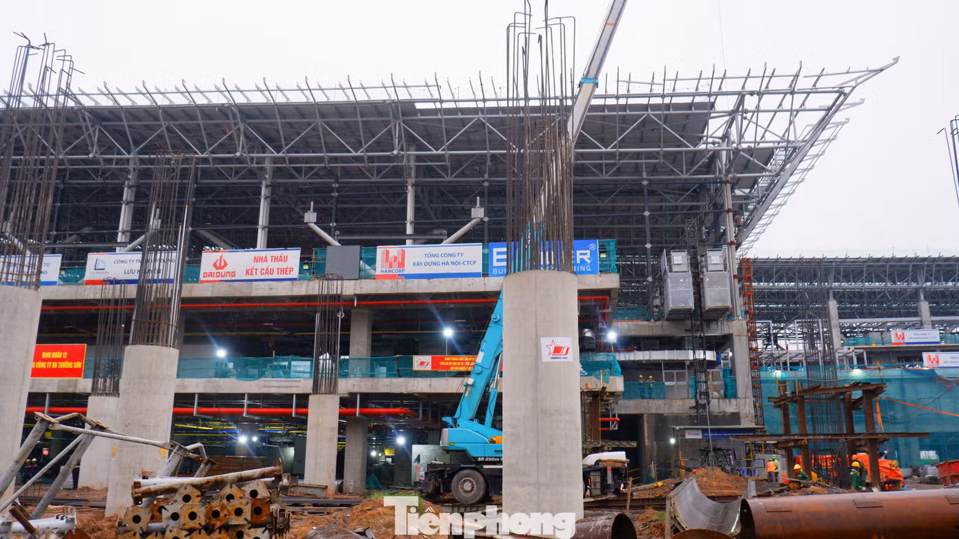 2500 công nhân, kỹ sư đang ngày đêm thi công với tinh thần "vượt nắng thắng mưa", làm "3 ca, 4 kíp" để đưa để đưa công trình nhà ga T3 vào khai thác dịp 30/4/2025.