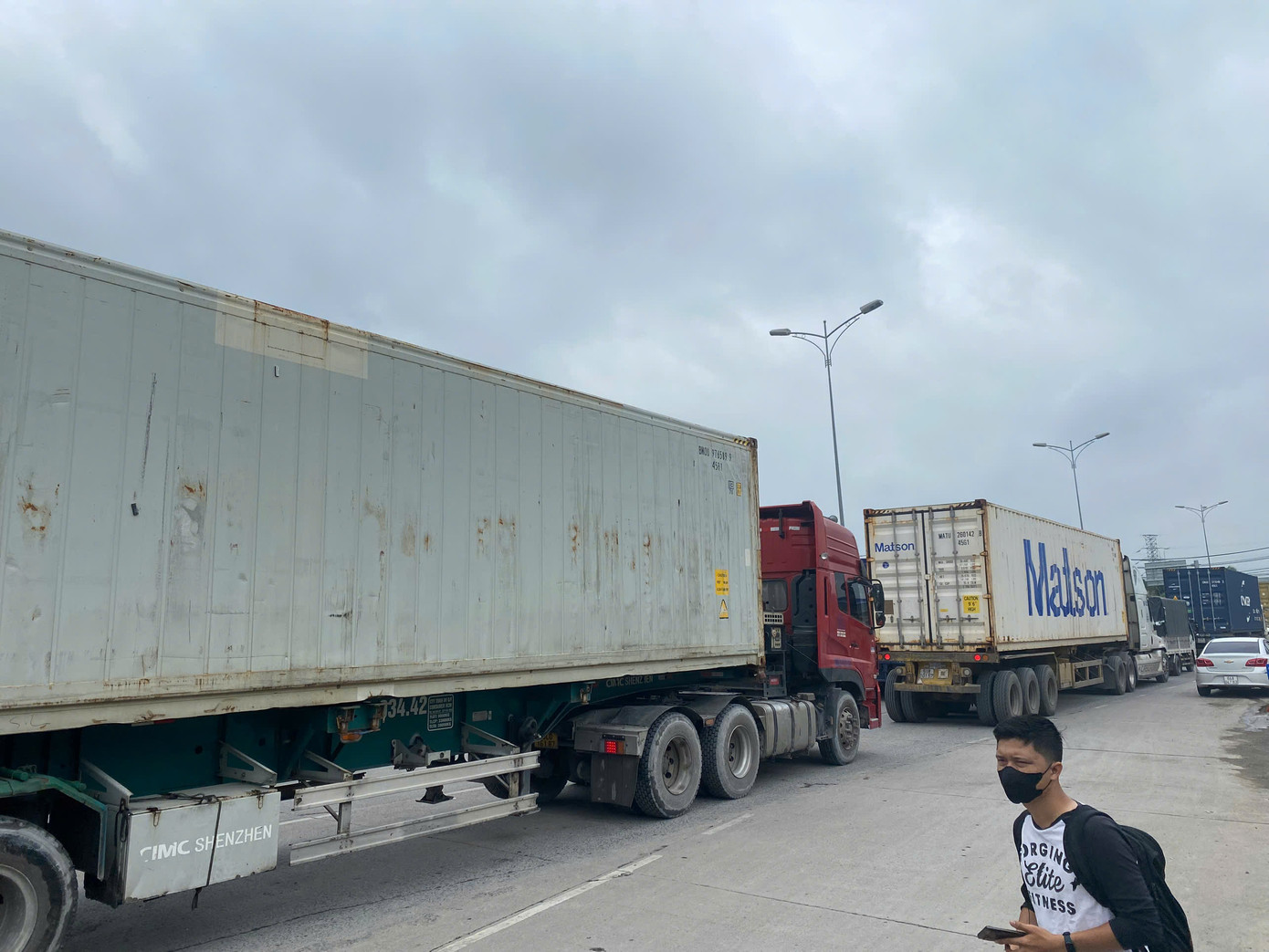 Phương tiện xếp hàng qua BOT Phú Hữu. Ảnh: Hữu Huy Phương tiện xếp hàng qua BOT Phú Hữu. Ảnh: Hữu Huy