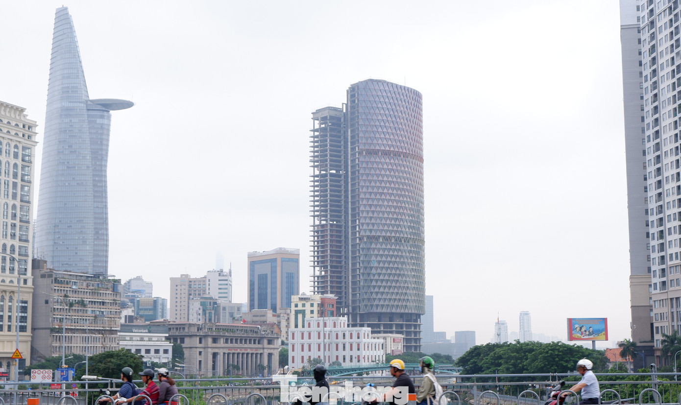 Sương mù xuất hiện từ tầng cao đến sát mặt đất.