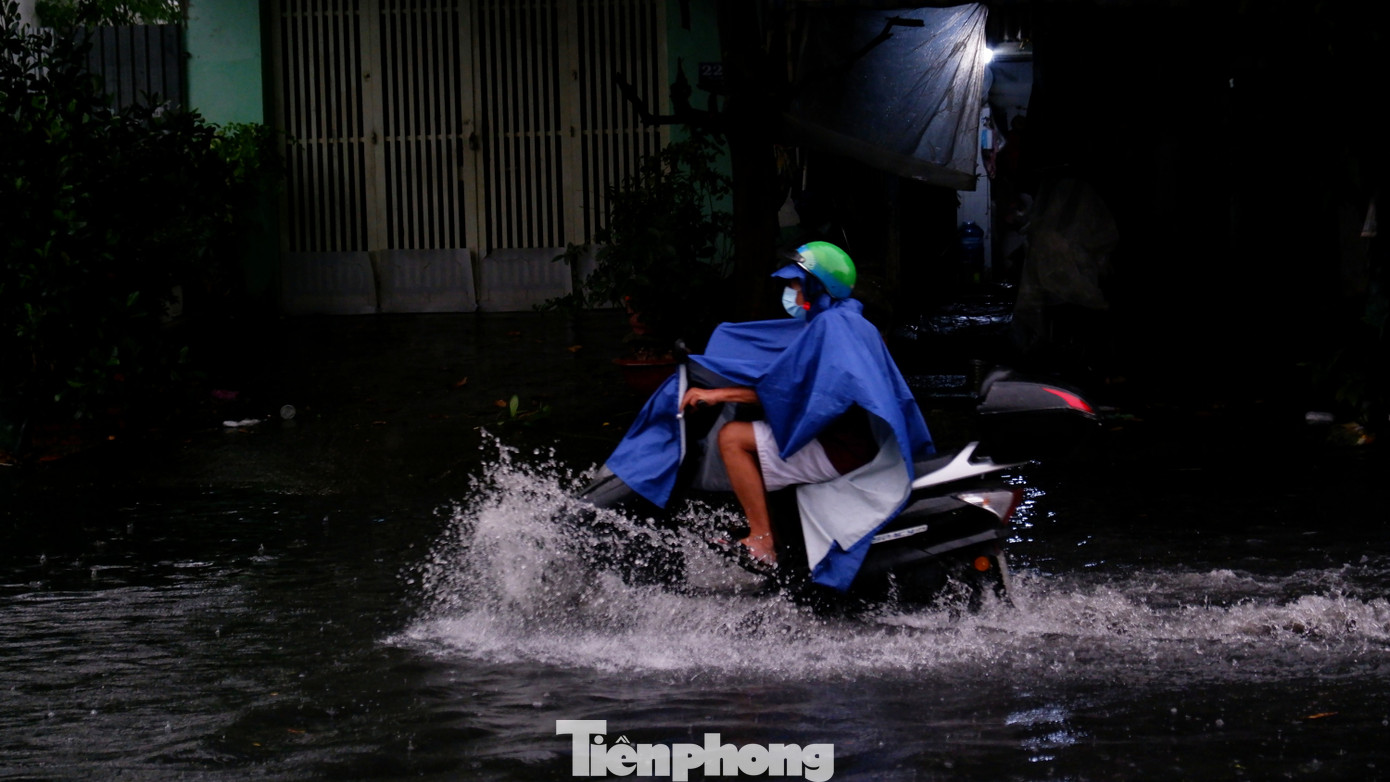 Theo ghi nhận của PV, một đoạn khoảng 500m đường Lê Cơ (quận Bình Tân) ngập sâu nửa bánh xe.