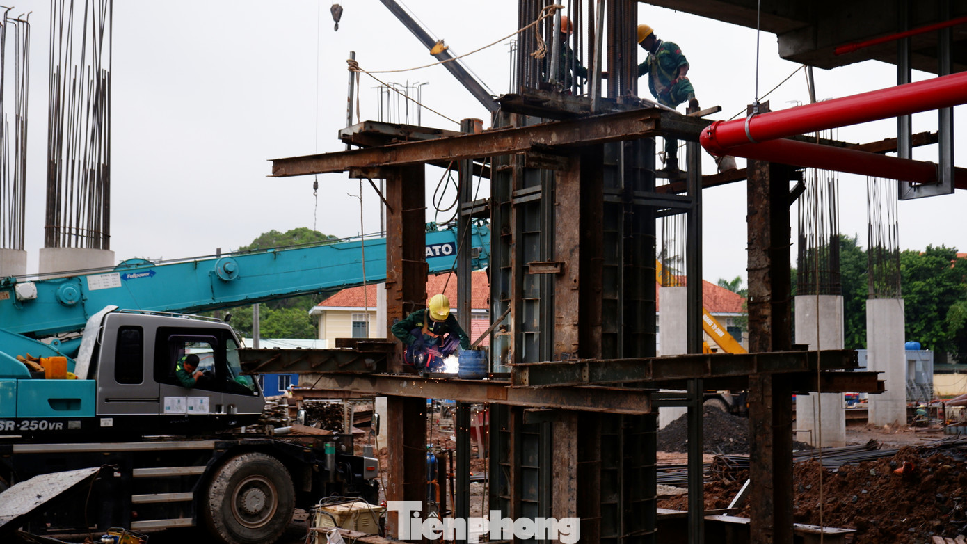 Những ngày giữa tháng 9/2024, TPHCM có mưa liên tục nhưng trên công trường dự án xây dựng nhà ga T3 - cảng HKQT Tân Sơn Nhất, khoảng 2500 công nhân, kỹ sư vẫn đang thi công ngày đêm "3 ca, 4 kíp" để đưa để đưa công trình vào khai thác dịp 30/4/2025.