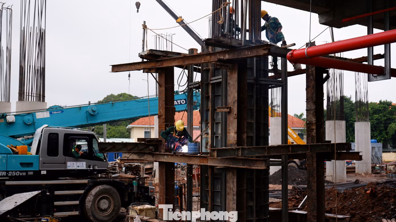 Những ngày giữa tháng 9/2024, TPHCM có mưa liên tục nhưng trên công trường dự án xây dựng nhà ga T3 - cảng HKQT Tân Sơn Nhất, khoảng 2500 công nhân, kỹ sư vẫn đang thi công ngày đêm "3 ca, 4 kíp" để đưa để đưa công trình vào khai thác dịp 30/4/2025.
