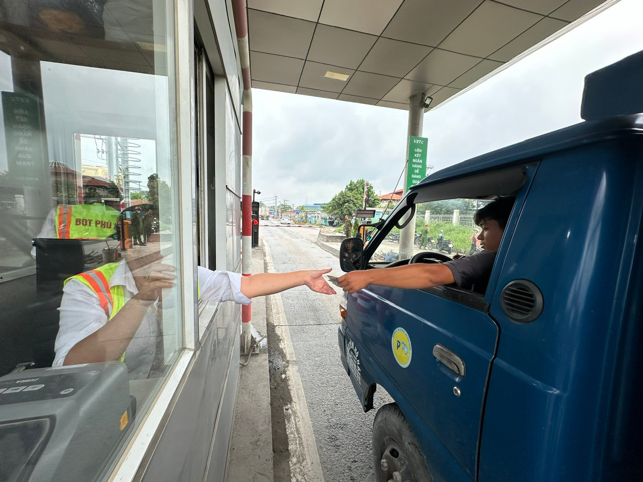 Phương tiện đi qua BOT Phú Hữu.