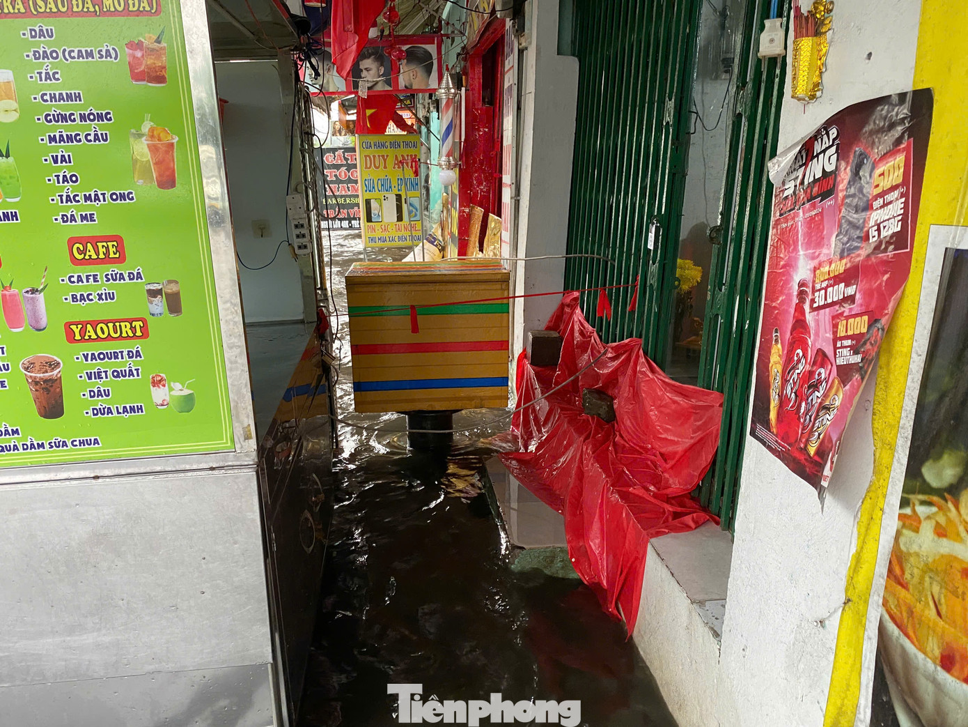 Một số hàng quán trên đường Sinco phải đóng cửa và che chắn để tránh nước văng vào nhà.