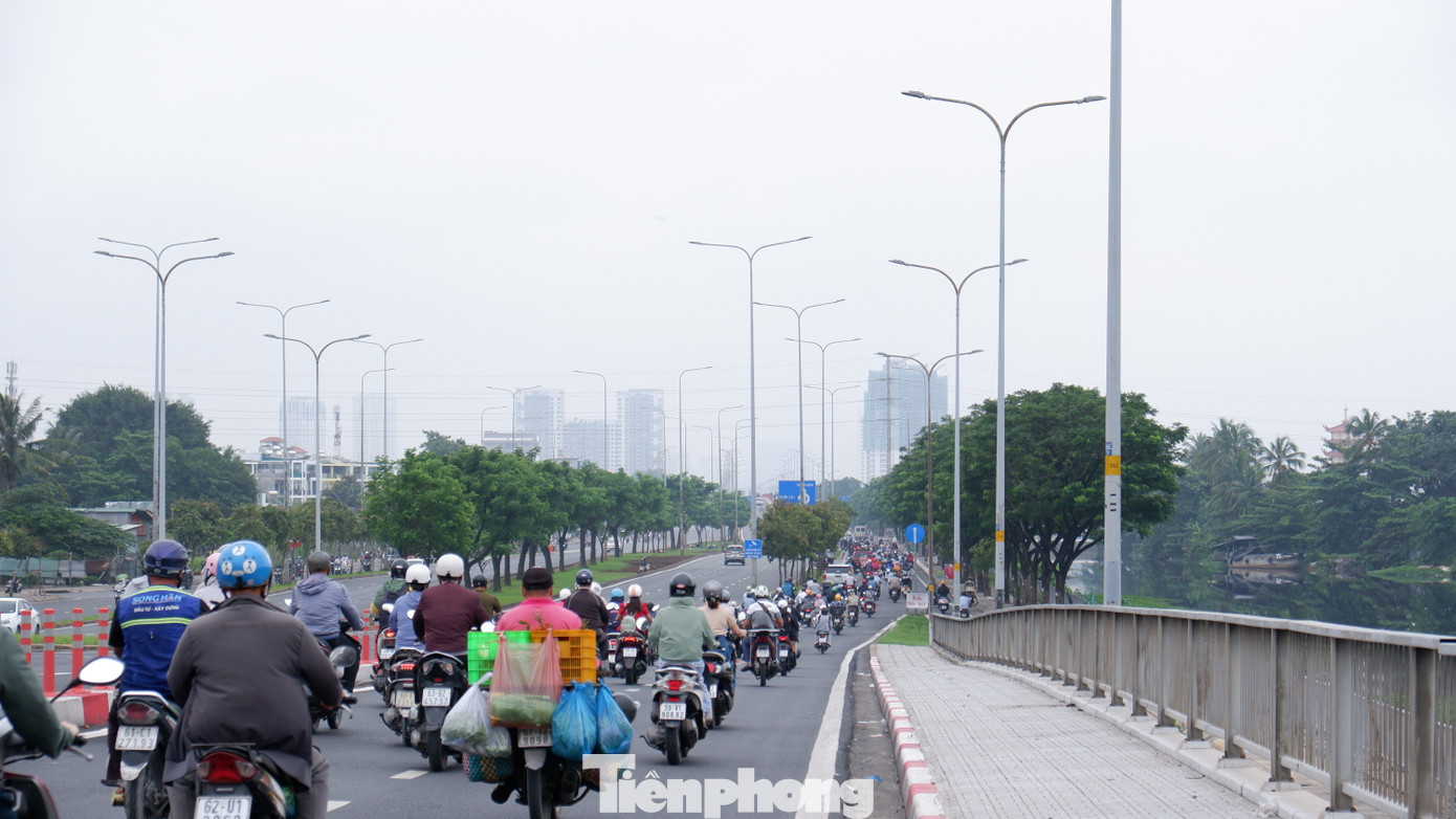 Cụ thể, theo Air Visual, đến 8h30 ngày 11/9, nồng độ bụi mịn PM 2.5 tại TPHCM đạt khoảng 20.5µg/m³ (mức cho phép là khoảng 5 µg/m³).