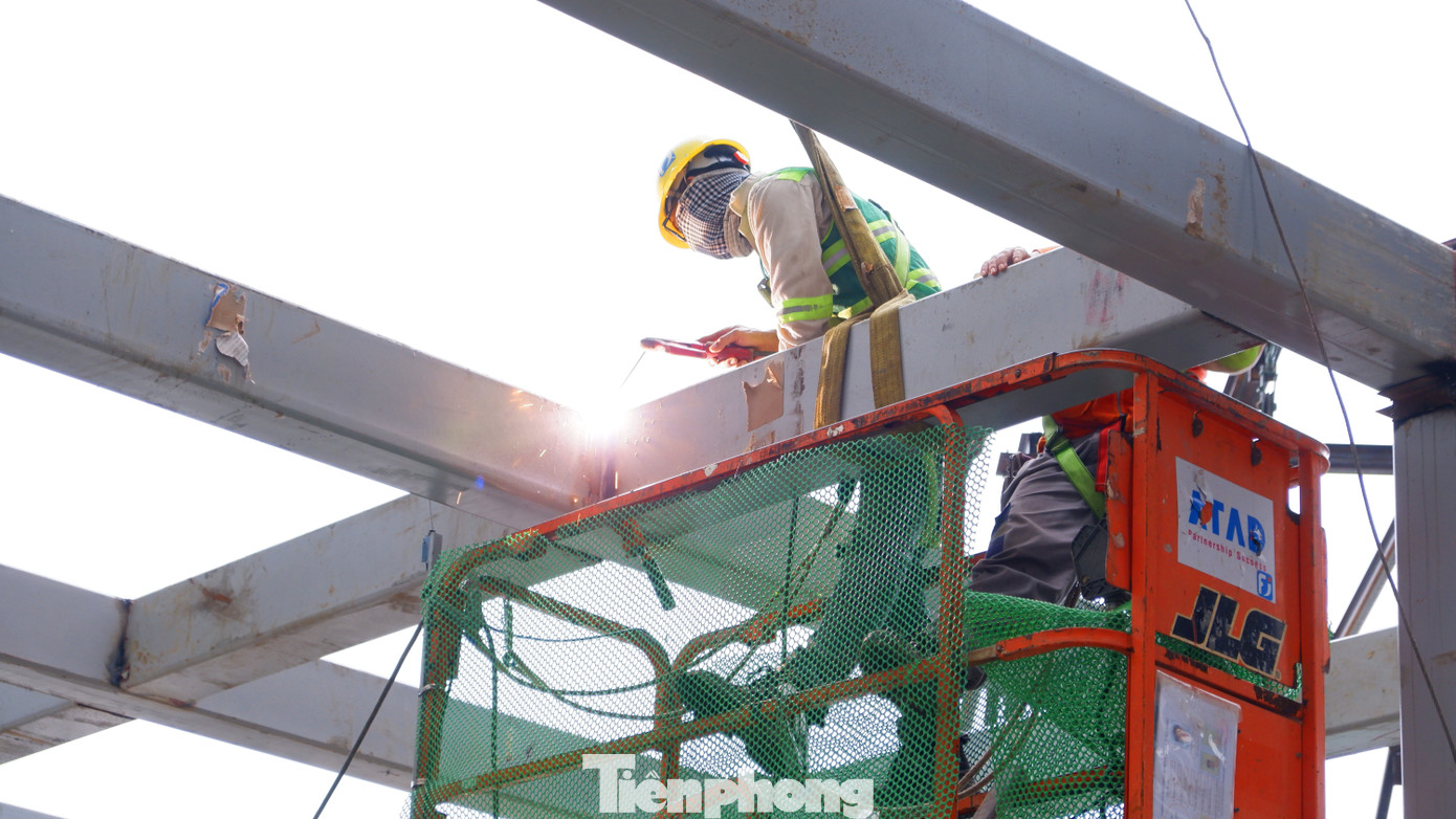 2500 công nhân, kỹ sư đang ngày đêm thi công với tinh thần &quot;vượt nắng thắng mưa&quot;, làm &quot;3 ca, 4 kíp&quot; để đưa để đưa công trình nhà ga T3 vào khai thác dịp 30/4/2025.
