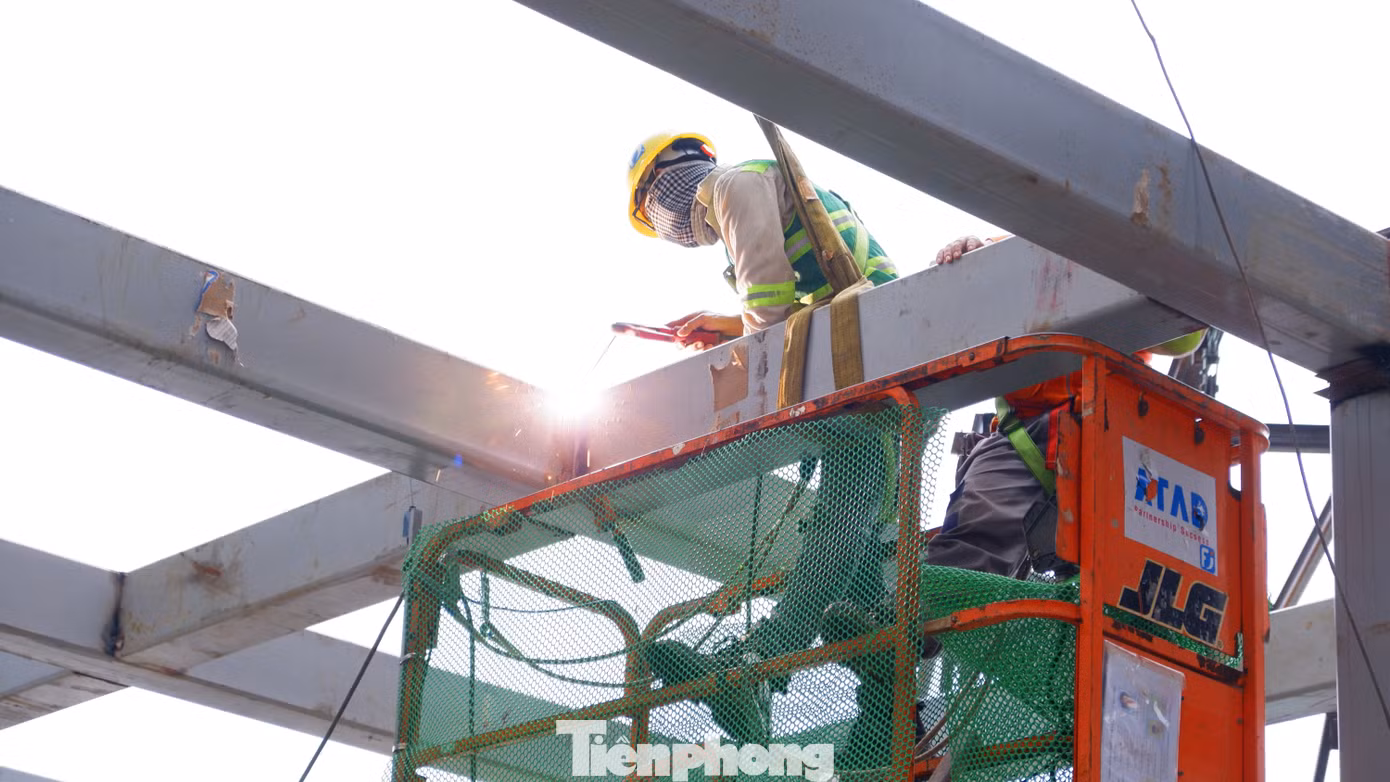 2500 công nhân, kỹ sư đang ngày đêm thi công với tinh thần "vượt nắng thắng mưa", làm "3 ca, 4 kíp" để đưa để đưa công trình nhà ga T3 vào khai thác dịp 30/4/2025.
