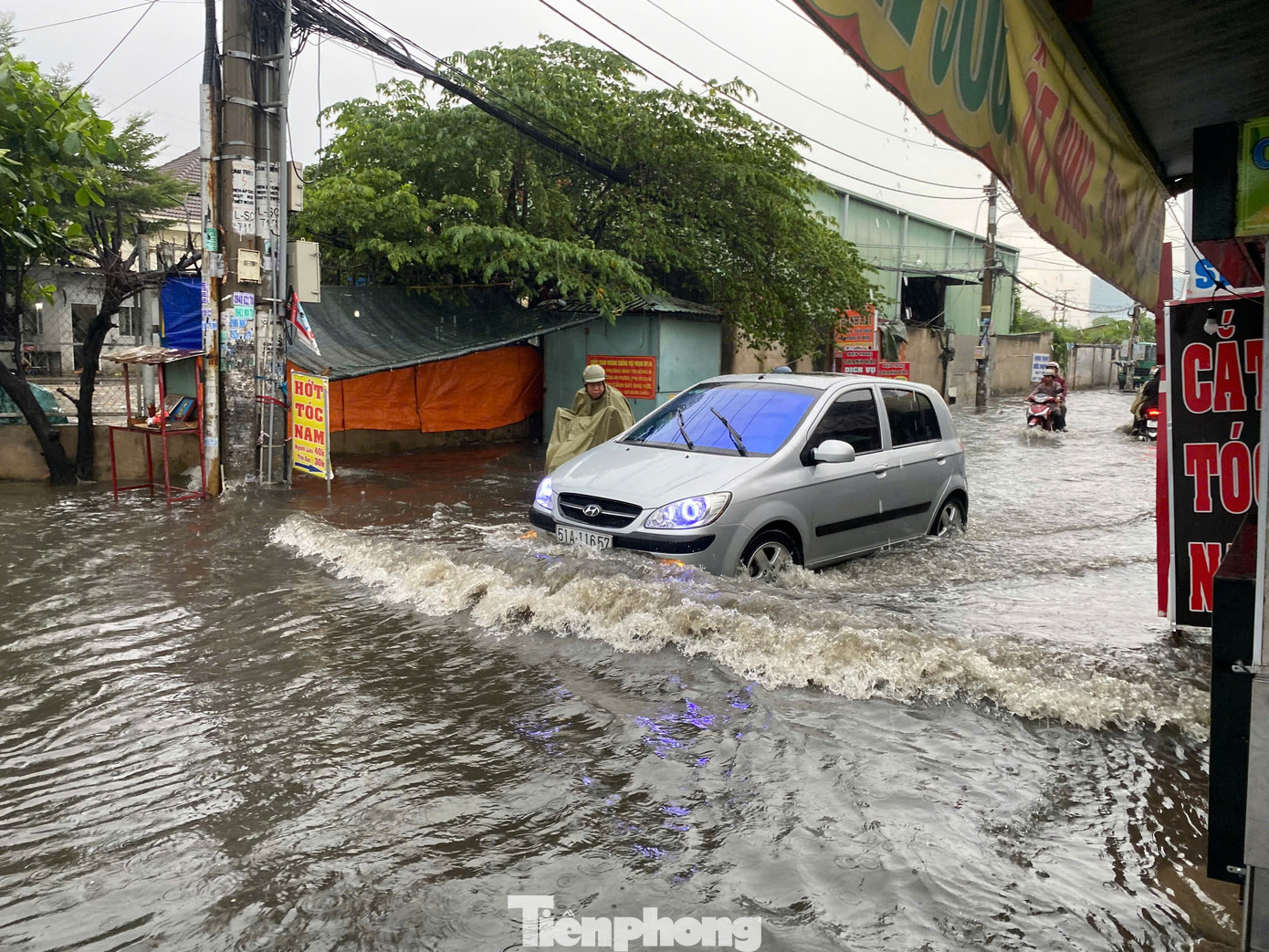 Đường Sinco (quận Bình Tân) ngập nặng trong cơn mưa chiều 11/9.