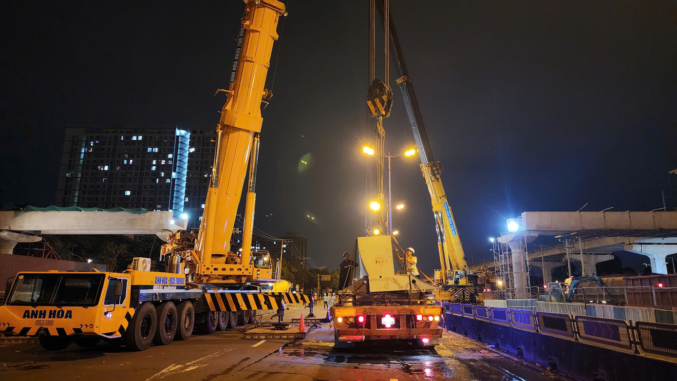 Theo chủ đầu tư, vị trí thi công cầu vượt bộ hành kết nối nhà ga Thủ Đức có phần hạn chế (vị trí chân cầu vượt thép có mật độ lưu lượng xe lớn, tải trọng và tốc độ lưu thông cao). Ảnh: MAUR Theo chủ đầu tư, vị trí thi công cầu vượt bộ hành kết nối nhà ga Thủ Đức có phần hạn chế (vị trí chân cầu vượt thép có mật độ lưu lượng xe lớn, tải trọng và tốc độ lưu thông cao). Ảnh: MAUR