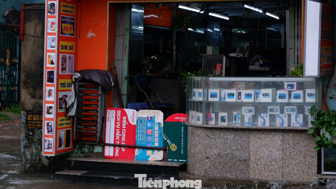 Người dân sinh sống trên đường SINCO phải dựng "rào chắn" để ngăn nước văng vào nhà. Người dân sinh sống trên đường SINCO phải dựng "rào chắn" để ngăn nước văng vào nhà.