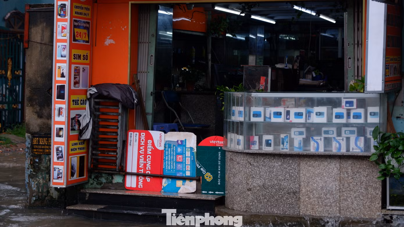 Người dân sinh sống trên đường SINCO phải dựng "rào chắn" để ngăn nước văng vào nhà.