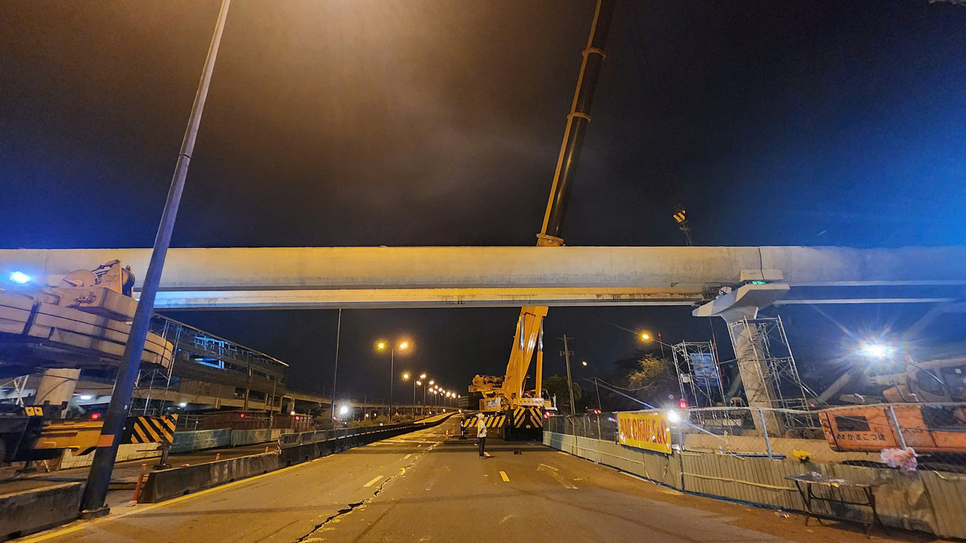 Theo chủ đầu tư, vị trí thi công cầu vượt bộ hành kết nối nhà ga Thủ Đức có phần hạn chế (vị trí chân cầu vượt thép có mật độ lưu lượng xe lớn, tải trọng và tốc độ lưu thông cao). Ảnh: MAUR Theo chủ đầu tư, vị trí thi công cầu vượt bộ hành kết nối nhà ga Thủ Đức có phần hạn chế (vị trí chân cầu vượt thép có mật độ lưu lượng xe lớn, tải trọng và tốc độ lưu thông cao). Ảnh: MAUR