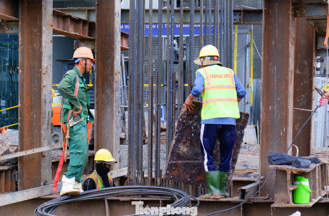 2500 công nhân, kỹ sư đang ngày đêm thi công với tinh thần &quot;vượt nắng thắng mưa&quot;, làm &quot;3 ca, 4 kíp&quot; để đưa để đưa công trình nhà ga T3 vào khai thác dịp 30/4/2025.