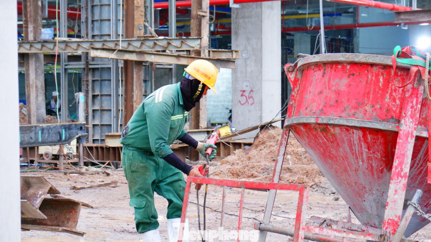 Cũng theo Ban Quản lý dự án, hiện nay chủ đầu tư và các nhà thầu thi công đã liên tục phát động các đợt thi đua để đảm bảo tiến độ. Sau 2 đợt thi đua thành công, trong ngày 17/9, chủ đầu tư quyết định tiếp tục phát động thi đua đợt 3 “90 ngày đêm hoàn thành toàn bộ phần mái nhà ga, mặt dựng và đóng điện công trình”.