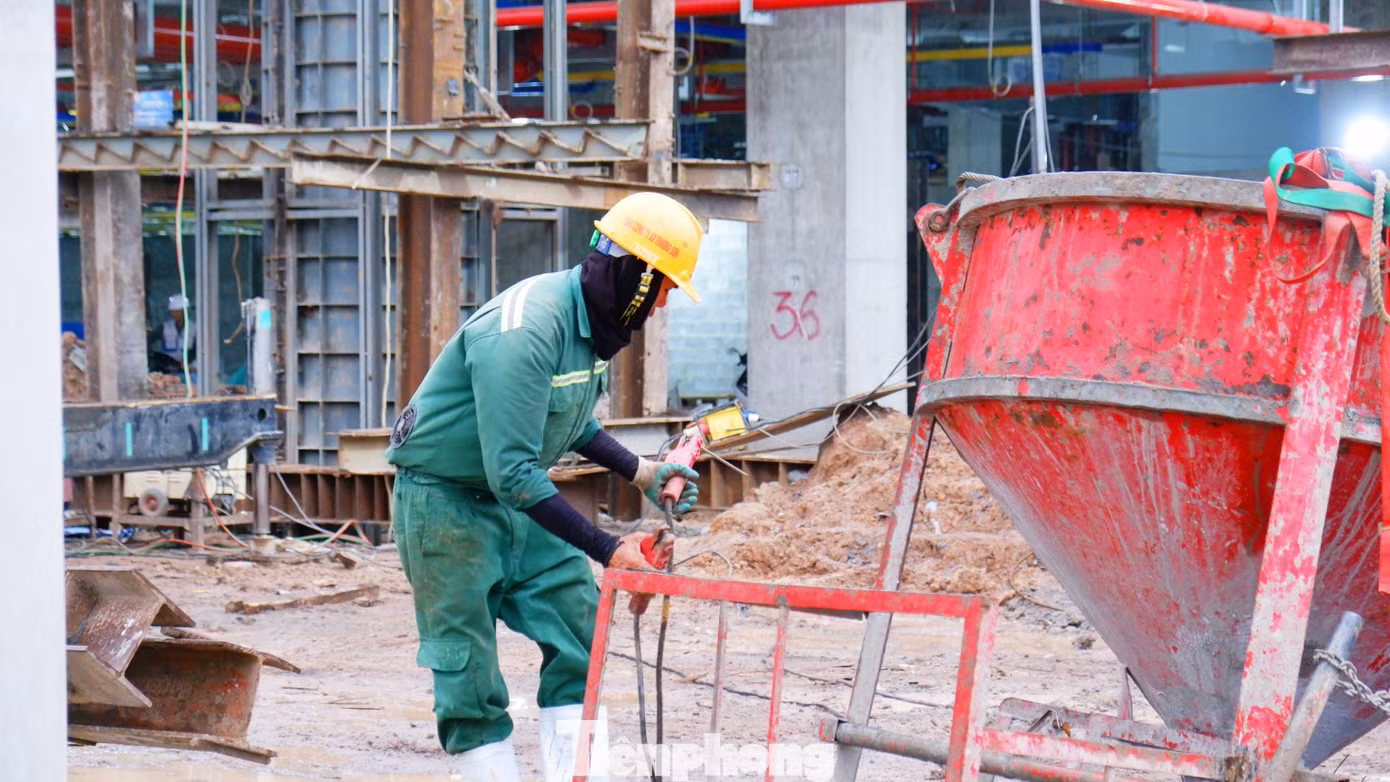 Cũng theo Ban Quản lý dự án, hiện nay chủ đầu tư và các nhà thầu thi công đã liên tục phát động các đợt thi đua để đảm bảo tiến độ. Sau 2 đợt thi đua thành công, trong ngày 17/9, chủ đầu tư quyết định tiếp tục phát động thi đua đợt 3 “90 ngày đêm hoàn thành toàn bộ phần mái nhà ga, mặt dựng và đóng điện công trình”.