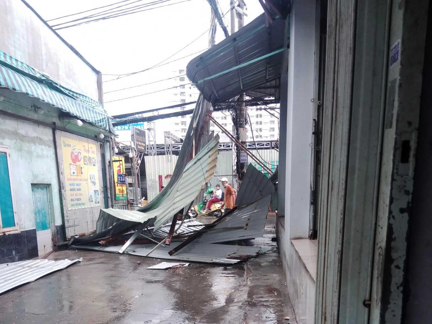 Chiều 11/9, khu vực huyện Bình Chánh, quận Bình Tân, quận 8 (TPHCM) có mưa lớn diện rộng kèm gió giật rất mạnh. Trong ảnh: Gió giật tung mái tôn nhà dân tại đường An Dương Vương, phường 16, quận 8. (Hình ảnh do người dân chia sẻ)