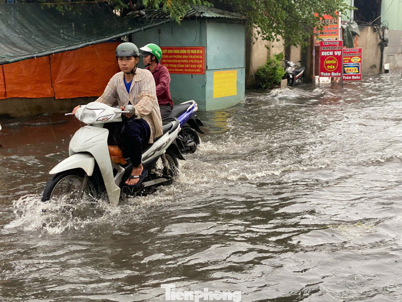 Nước ngập sâu khiến một số xe bị &quot;chết máy&quot;.