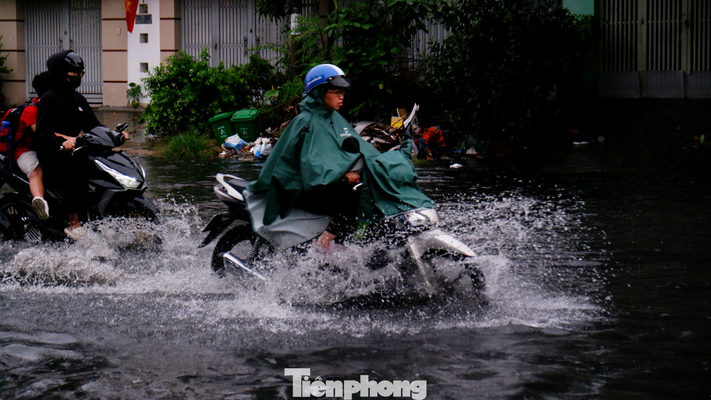 Nước ngập sâu làm các phương tiện di chuyển khó khăn.
