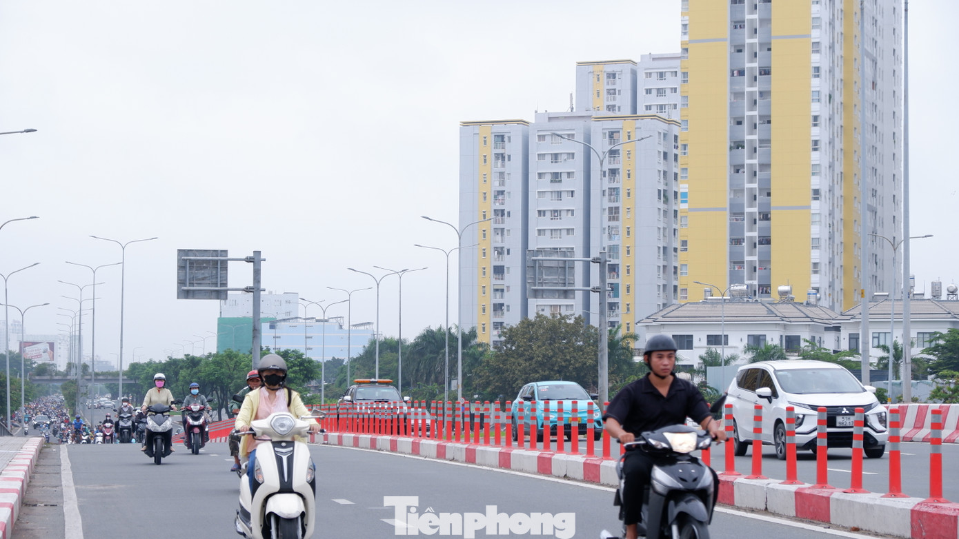 “Nồng độ bụi mịn PM2.5 tại TPHCM hiện cao gấp 4,1 lần giá trị theo hướng dẫn về chất lượng không khí hàng năm của Tổ chức Y tế Thế giới (WHO)”- ứng dụng này cho biết.