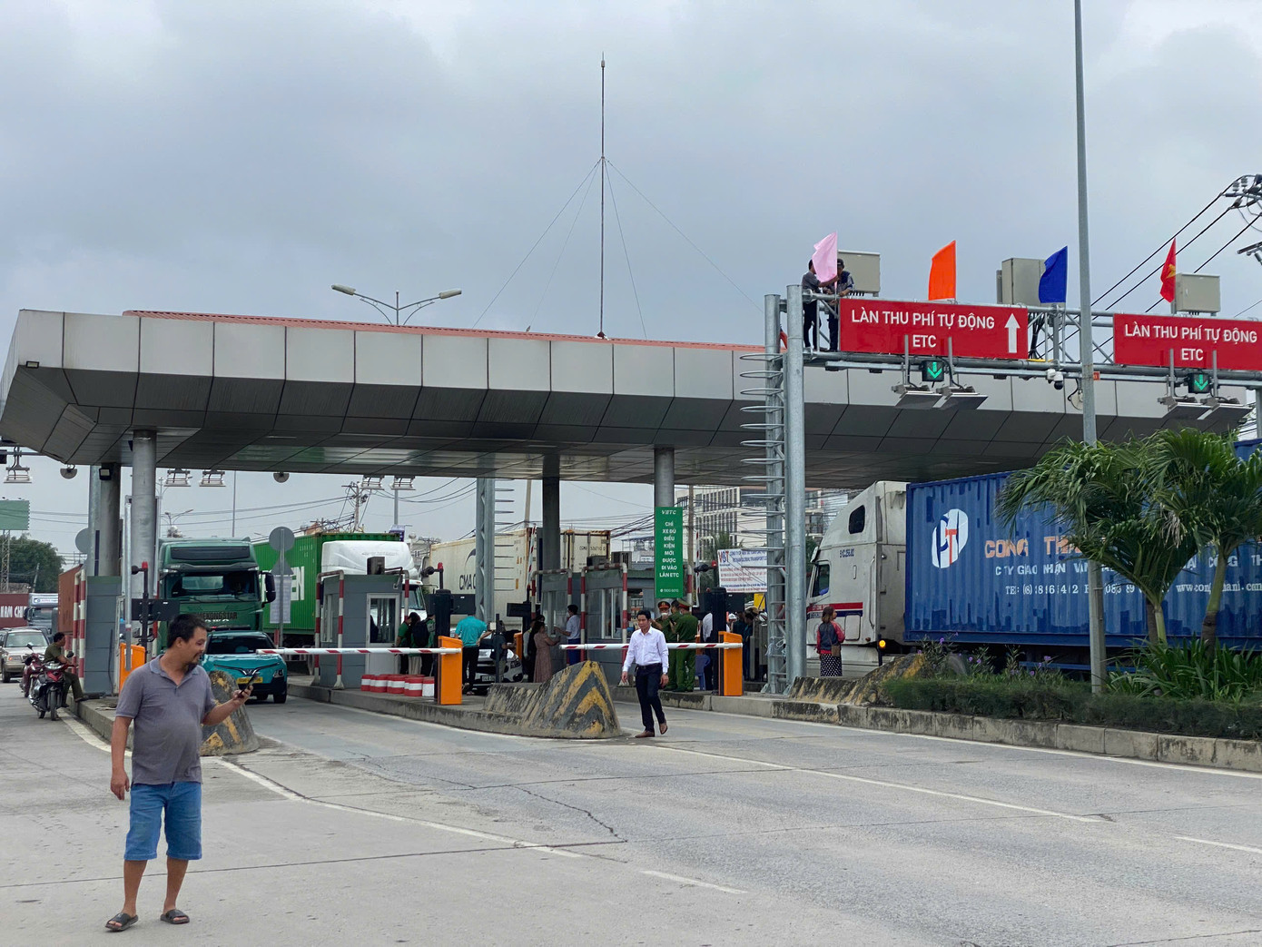 Phương tiện dừng đỗ ở 2 làn thu phí lối ra BOT Phú Hữu. Ảnh: Hữu Huy Phương tiện dừng đỗ ở 2 làn thu phí lối ra BOT Phú Hữu. Ảnh: Hữu Huy